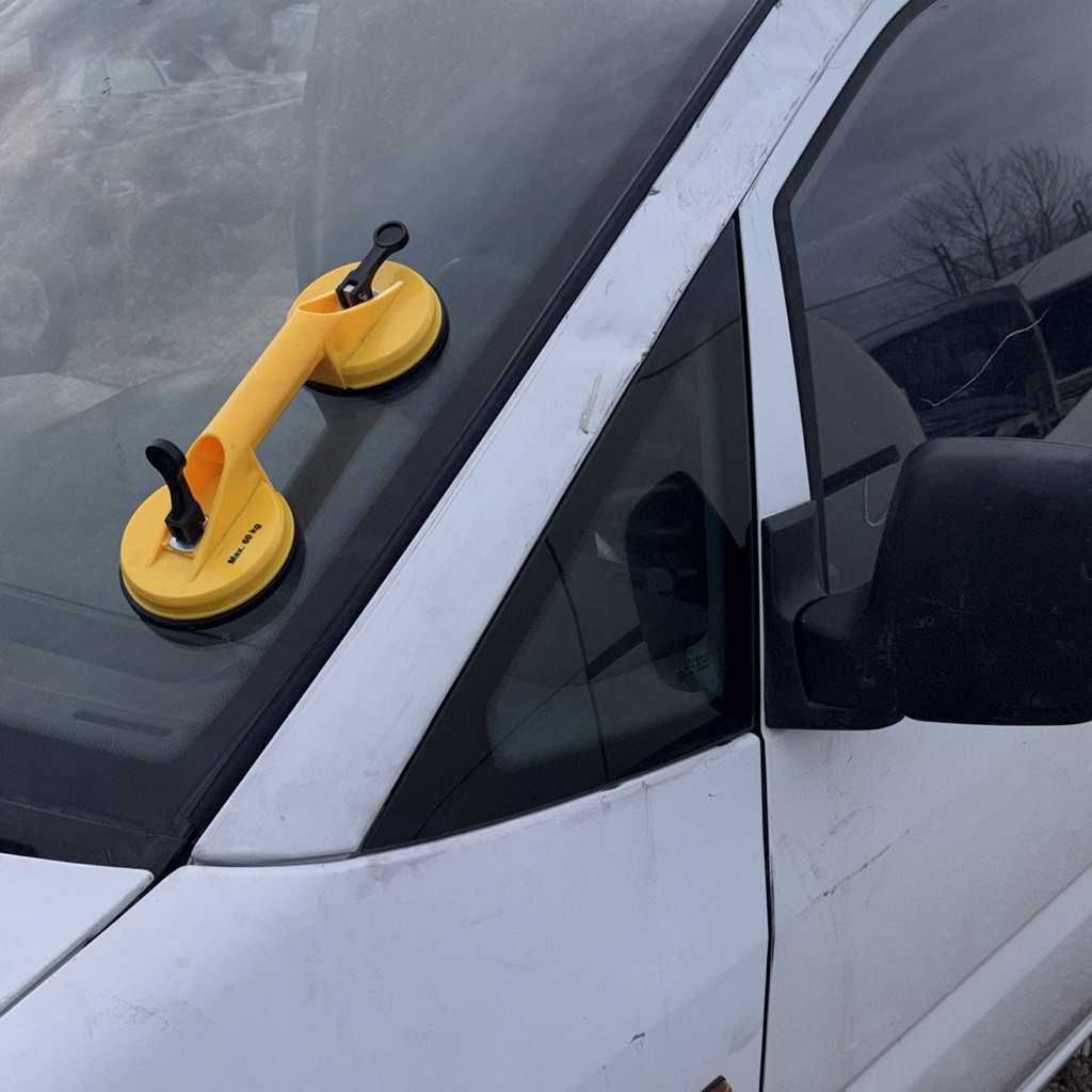 Citroën Jumpy avec pare-brise neuf et ventouses jaunes après pose 2SPIGLASS