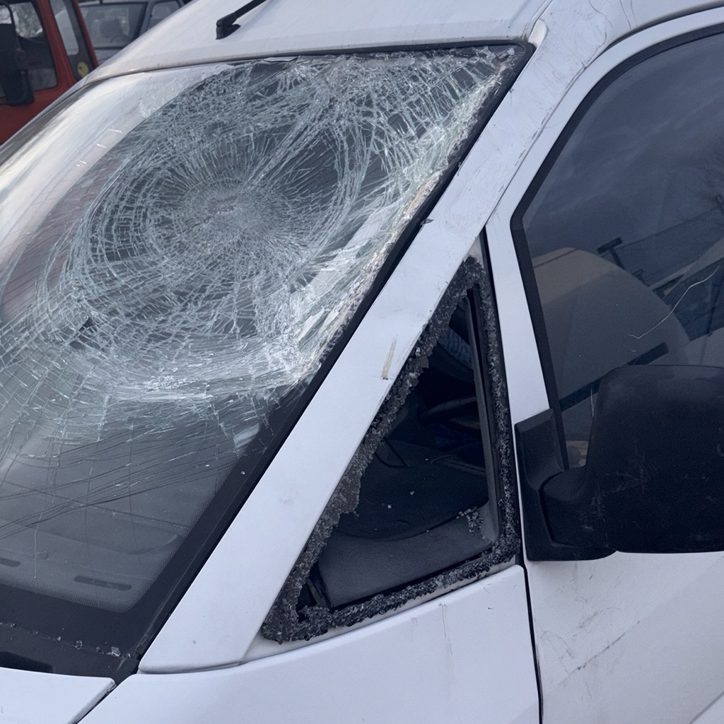 Citroën Jumpy pare-brise explosé et vitre conducteur cassée avant intervention