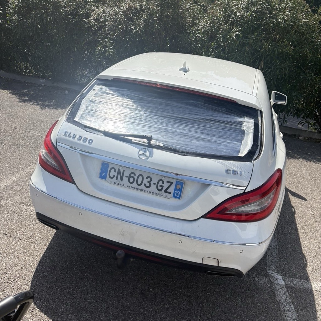 Mercedes CLS 350 lunette arrière brisée scotchée provisoirement