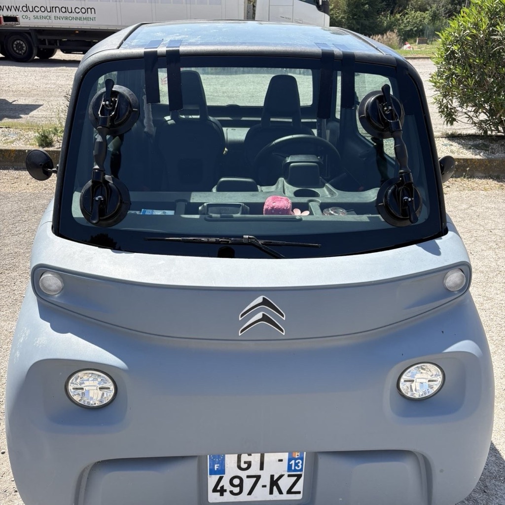 Citroën Ami citadine électrique pendant pose pare-brise avec ventouses